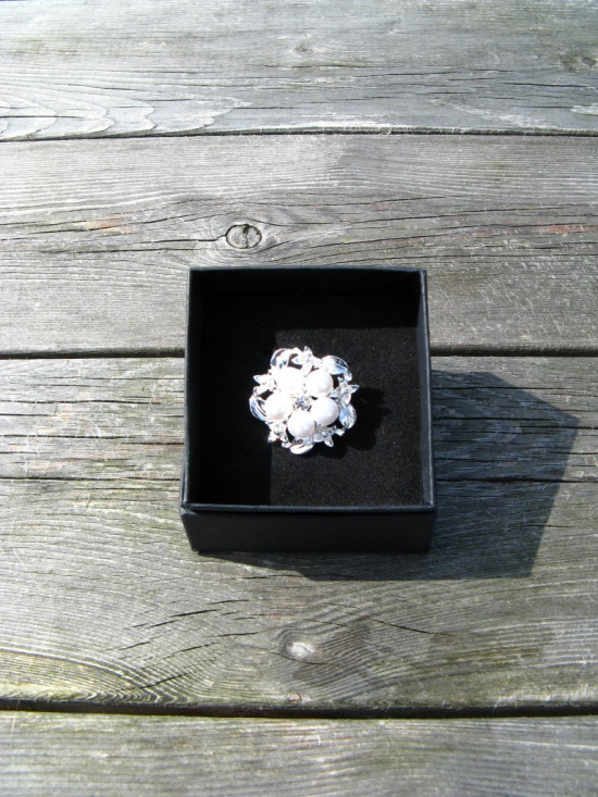 1903A-06 HB luxe plastron speld Bloem Madelief rond
