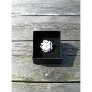 1903A-06 HB luxe plastron speld Bloem Madelief rond